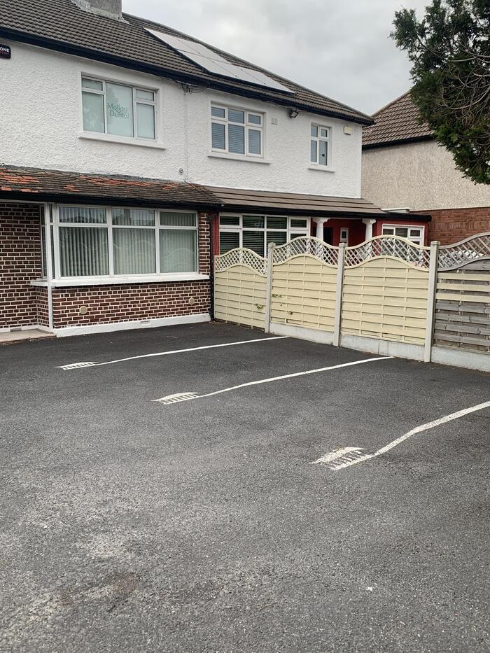 Парковочная разметка рядом со стоматологической клиникой в Дублине