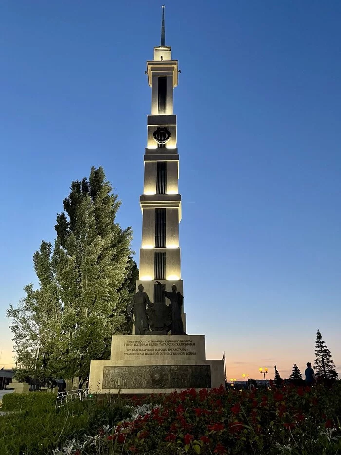 VICTORY Stele... Evening background... - My, Victory park, The photo, Kazan, Flower bed, Flowers, Architecture, Excursion, Travels, Hitch-hiking, Nature