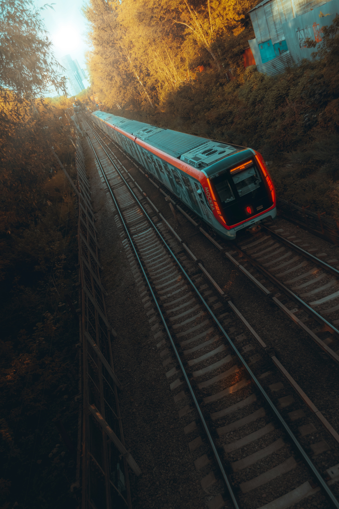 Вырвался из тёмного туннеля в солнечный вечер