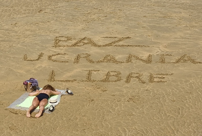 Испания, надпись на пляже