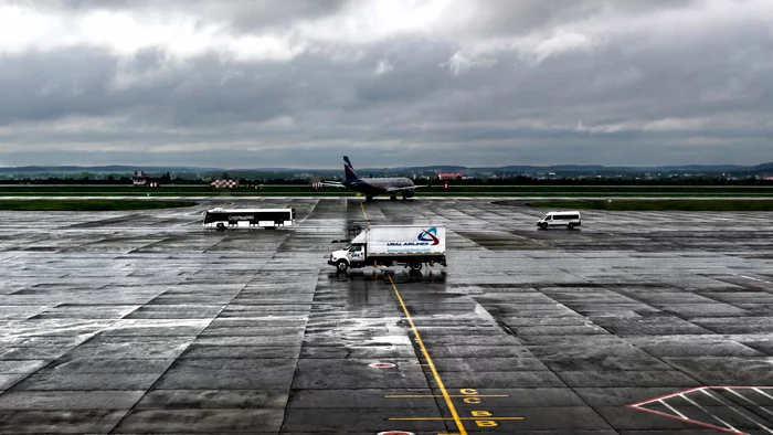 The airport. - My, The photo, Yekaterinburg, The airport, Transport, Airplane, Aeroflot, Aviation, Bus