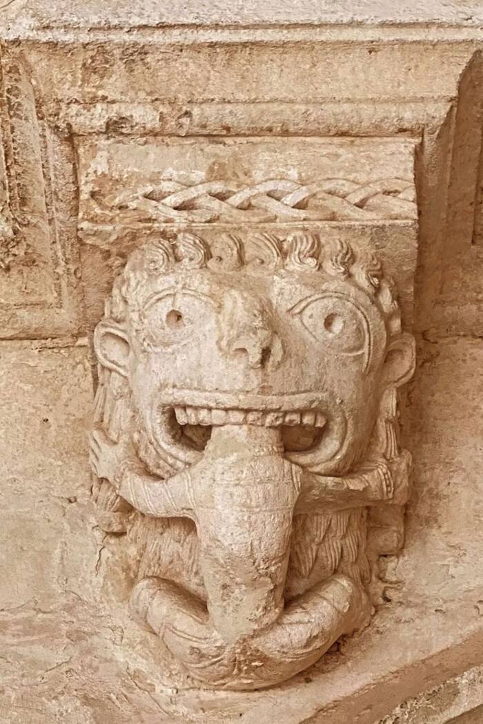 На восьмёрке кариес у вас, милейший