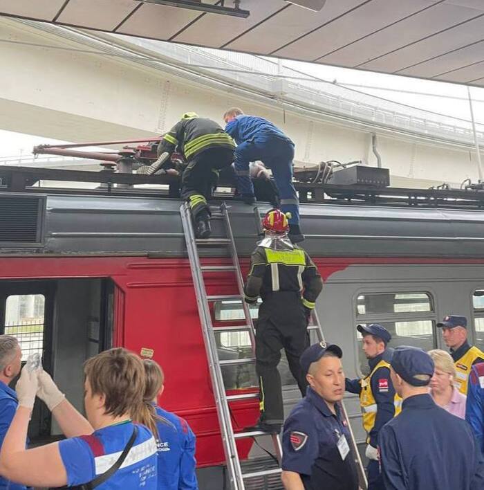 A teenage hooker was electrocuted on the roof of the Schelkovo train - Moscow - Moscow, news, Incident, Railway, Hooks, Pupils, Electric shock, Train, Negative