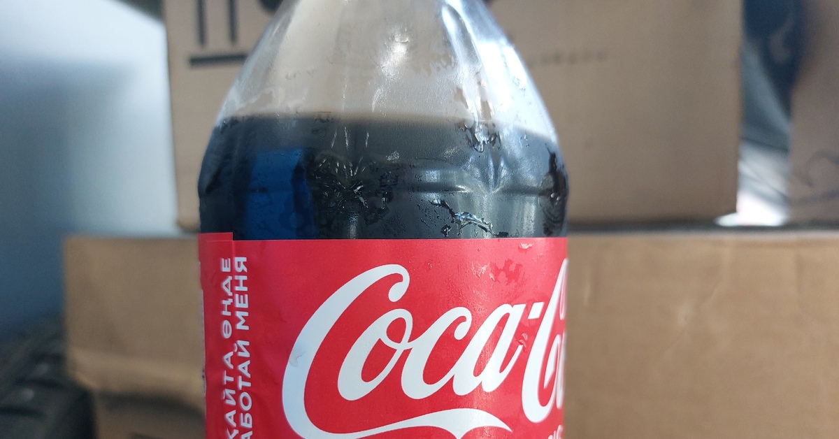 На столе стоит бутылка пепси колы. Кола Казахстан. Coca Cola Казахстан. Cola из Казахстана. Coca Cola 1915 бутылка.