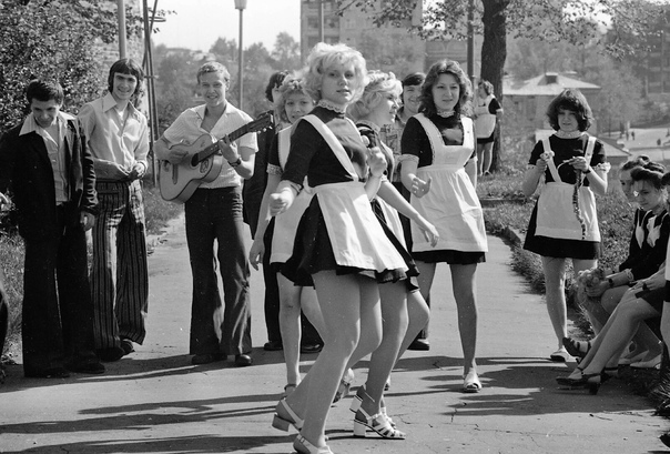 G. Gorky. Goodbye school !!! Graduates of 1977 (honestly taken from VK) - the USSR, City of Gorky, Graduates, The photo, Mat, Black and white photo, 70th