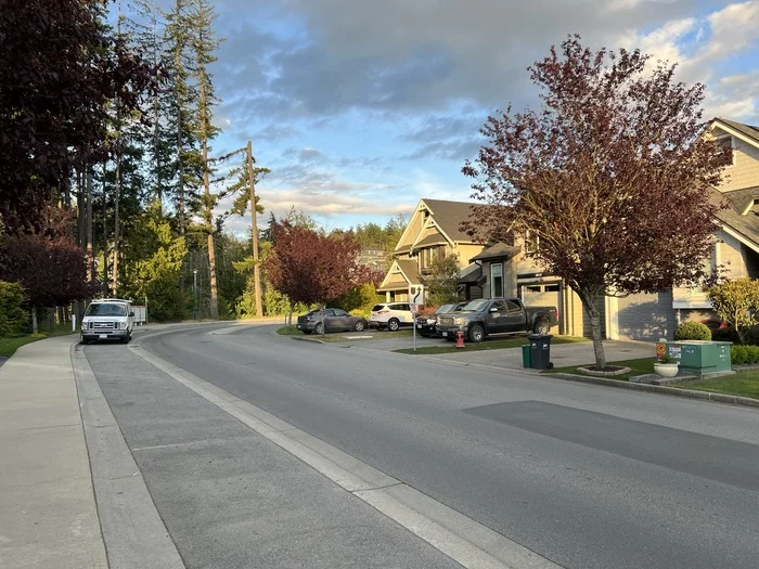 Canada - My, Town, Road, House, Auto, Electric car, Tesla, Lawn, Tree, Evening, Sunset, The sun, beauty, Purity, Canada, Longpost