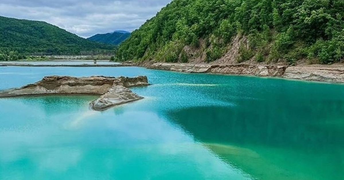 Озеро приморского края маленькое пресноводное море. Поселок фабричный Приморский край озеро. Зеленое озеро Кавалерово Приморский край. Голубые озёра красноормеченский район Приморский край. 5 Озёр Приморского края.