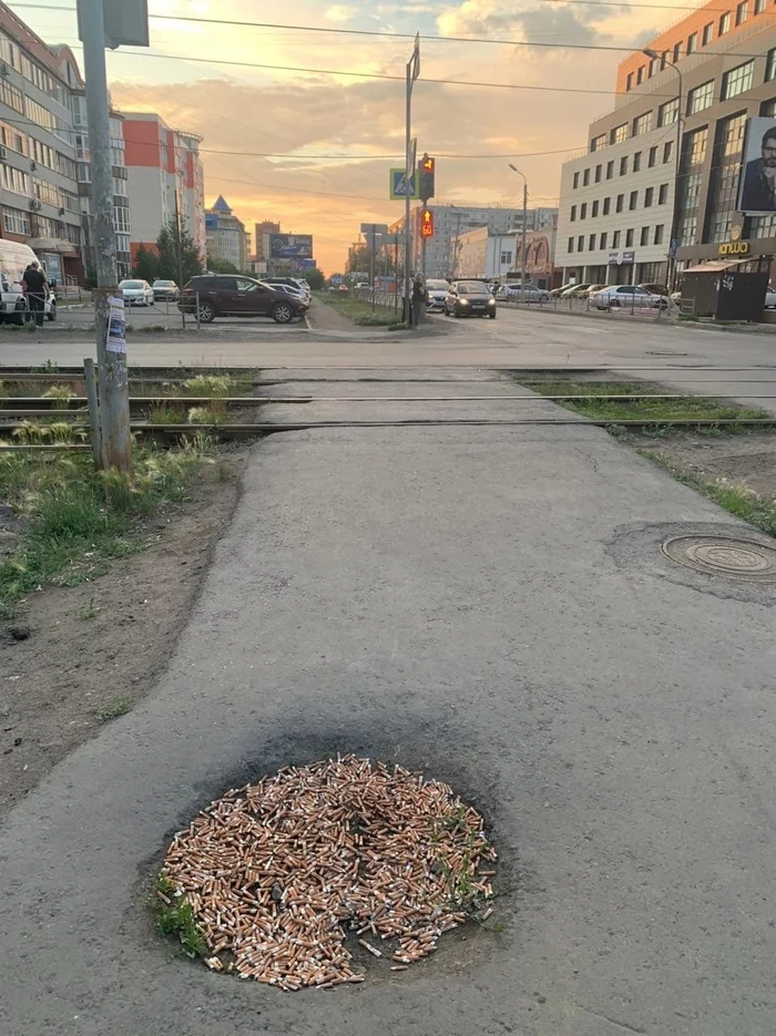 There is a place in Omsk where everyone quits smoking! - Town, People, Russia, City walk, Omsk, Cigarettes, Longpost, Cigarette butts, Garbage, Disgusting