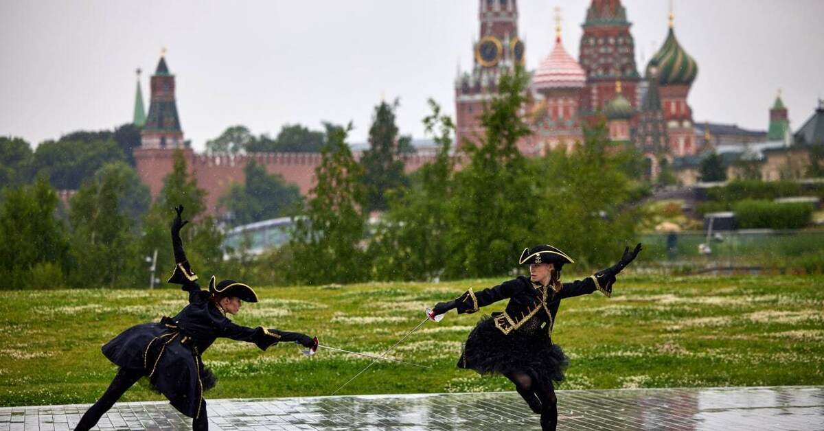 Moscow week. С днем города Москва. Неделя моды в Зарядье 2022 Москве большой амфитеатр фото. День города Москва 2022.