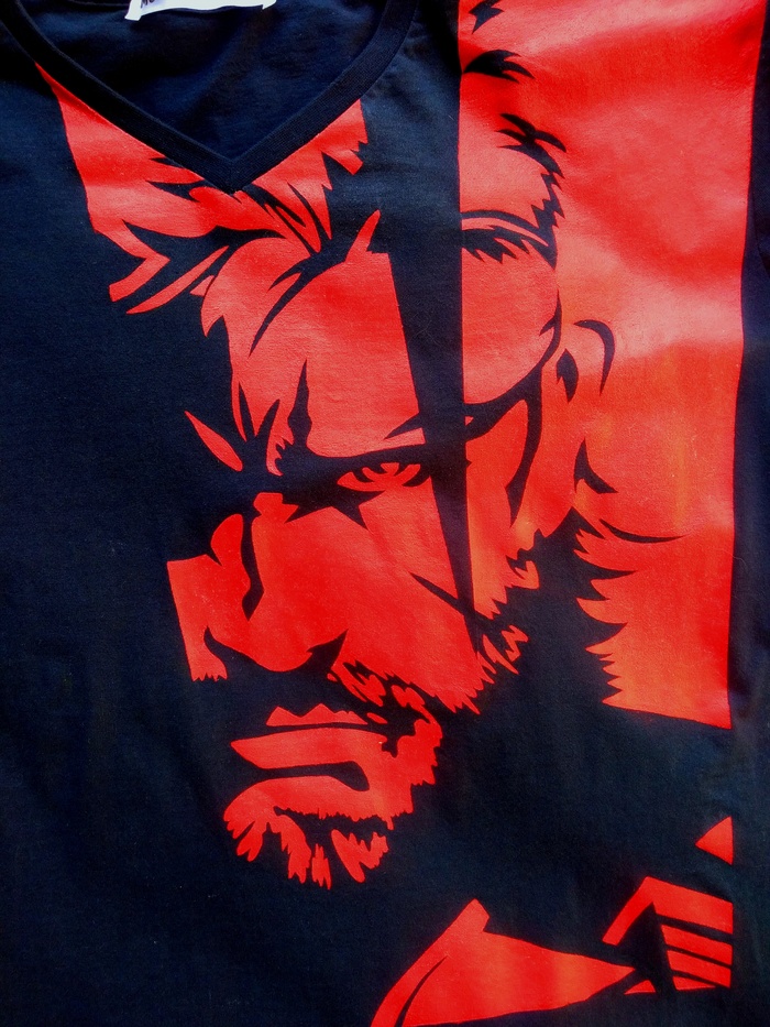 Ручная роспись футболки Рукоделие, Рукоделие без процесса, Ручная работа, Творчество, Хидео Кодзима, Metal Gear Solid, Solid Snake, Роспись по ткани, Арт, Кастомизация, Длиннопост