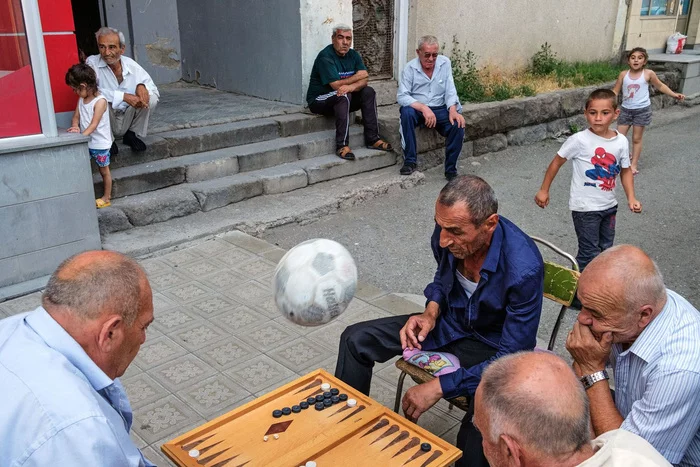 One second before - Backgammon, The photo, Ball, Children