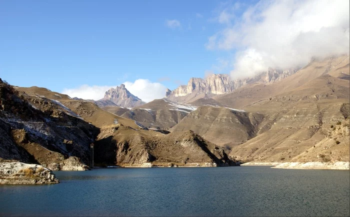 Bylymskoe Lake (Gizhgit). - My, The photo, Nature, The nature of Russia, beauty of nature, Autumn, Lake, The rocks, Kabardino-Balkaria, Caucasus, The mountains, North Caucasus, Russia, Clouds, Fog, Landscape, Tourism, Gotta go, Water, Slope, Sky, Longpost