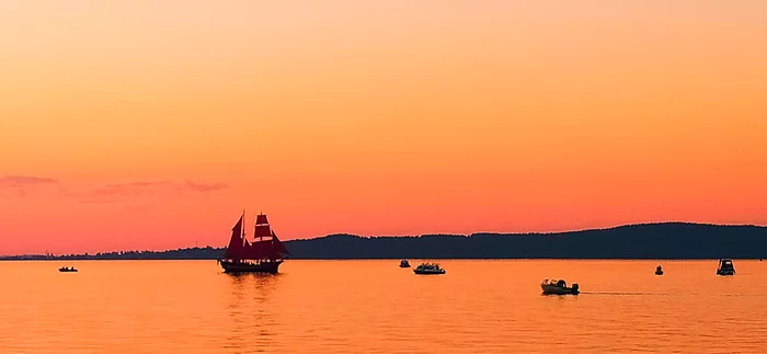 Petrozavodsk scarlet sails - Карелия, Petrozavodsk, Day of the city, Scarlet Sails, Embankment, Sunset, Sailboat, Calm, Lake Onega, The photo