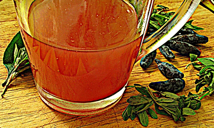 Recipe for kvass with tea-herbal infusion and honeysuckle - My, Kvass, Recipe, Berries, Honeysuckle, Traffic Light Shop, Mash, Greenery, Grass, Medicinal herbs, Gimp, Beverages, Summer