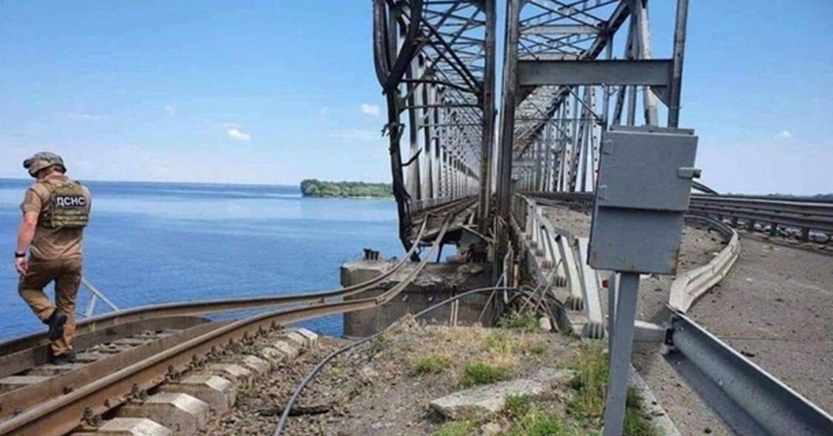 Удар по днепрогэс ракетный видео. Удар по мосту в Черкассах 26 июня. Мост в Черкассах через Днепр. Железнодорожный мост. Сломанный мост.