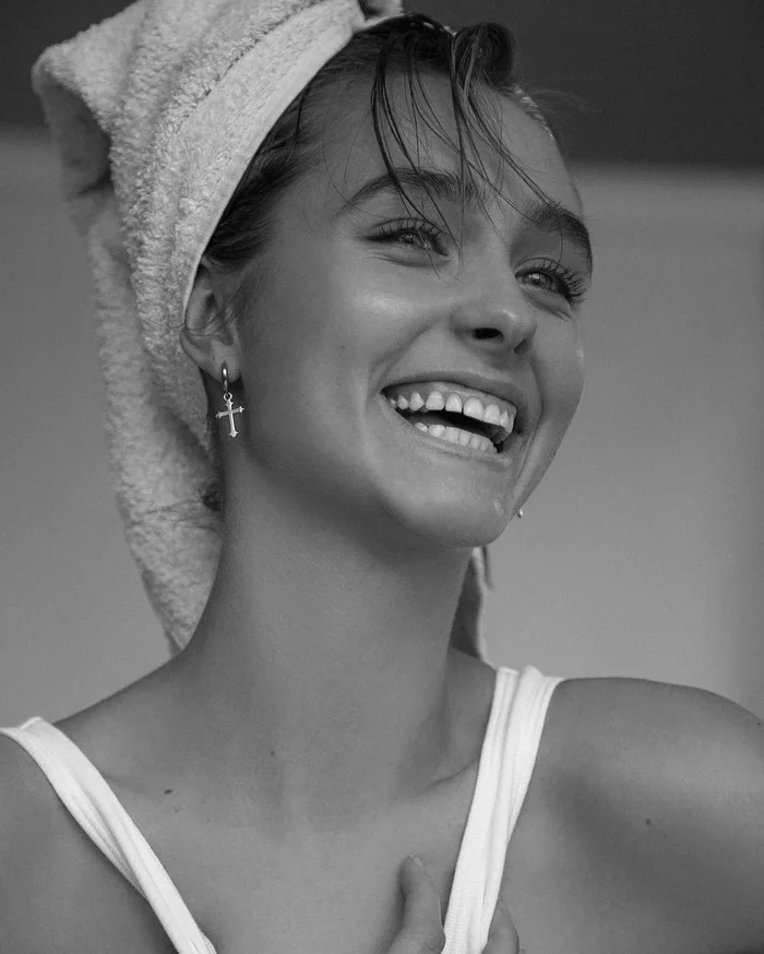 Emely Borsody - Black and white, Black and white photo, Smile