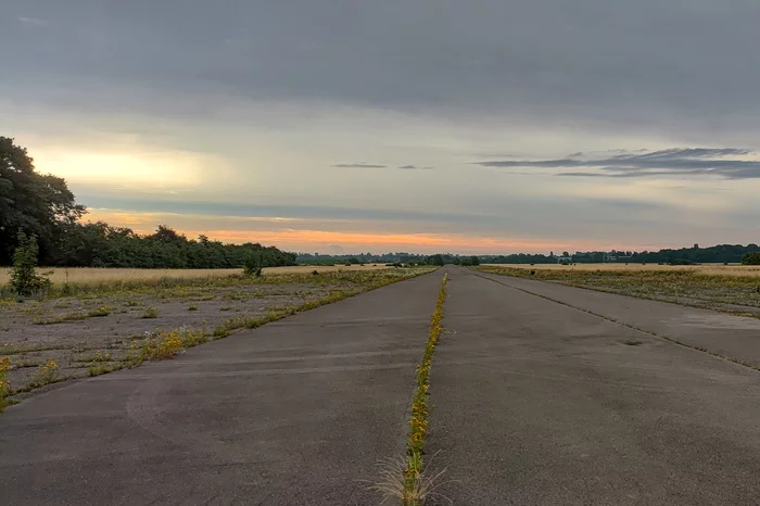 Morning run through the non-working part of Limburg Regional Airport (EBST) - The photo, Mobile photography, Jogging, Aerodrome, Belgium, Abandoned, Longpost