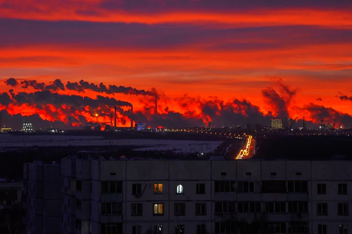 Город просыпается, завод не спит - Моё, Фотография, Завод, Восход, Пейзаж, Город, Нижнекамск, Панельный дом