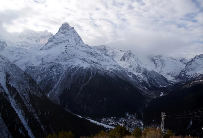 Feel the atmosphere of Dombai - My, The photo, Russia, Nature, The nature of Russia, beauty of nature, The rocks, The mountains, Dombay, Caucasus, Karachay-Cherkessia, Elbrus, Winter, Village, Snow, Tourism, Gotta go, beauty, Landscape, Old buildings, Sky, Longpost