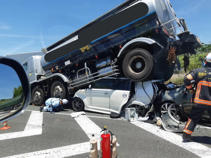 Japanese quality - Road accident, Car, Tank, Twitter