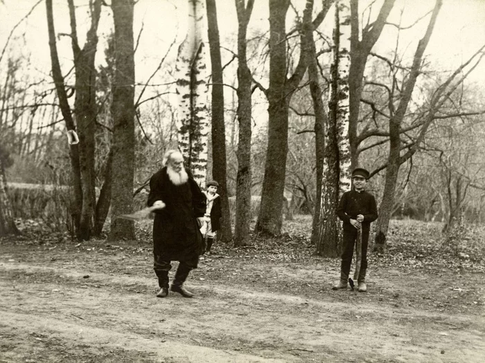 Leo Tolstoy playing gorodki, 1909 - Black and white photo, Old photo, История России, Lev Tolstoy, Small towns, Yasnaya Polyana, Writers