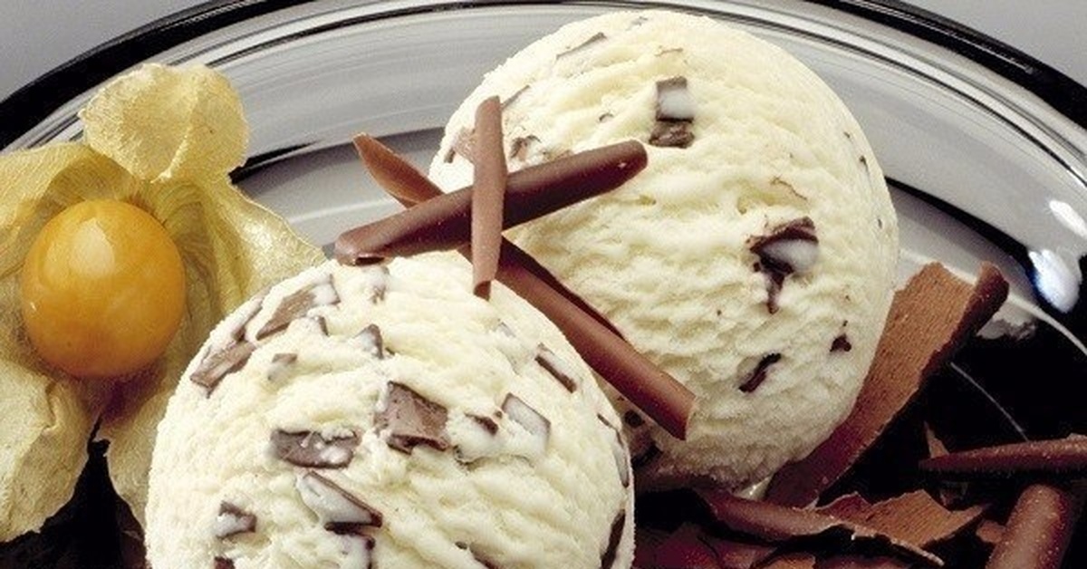 Мороженое пломбир шоколадный. Шарик мороженое. Мороженое ванильное и шоколадное. Молочный шоколад. Chocolate ice cream vs vanila.