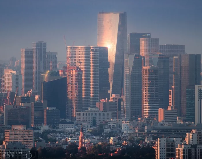 Tel Aviv towers - My, Tel Aviv, Israel, The photo, Photographer, Alexey Golubev, Street photography, Architecture, Town, Canon, Skyscraper, Church, Contrast, Cyberpunk