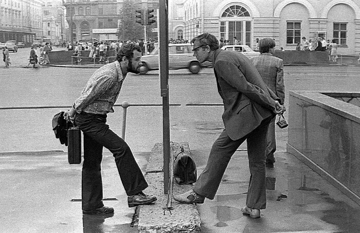 Чтение утреннеи прессы. 1980-е