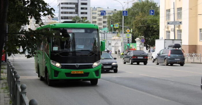 Drunk stowaway threatened the conductor with a knife in Yekaterinburg - Yekaterinburg, Incident, Bus, Conductor, Knife, Negative