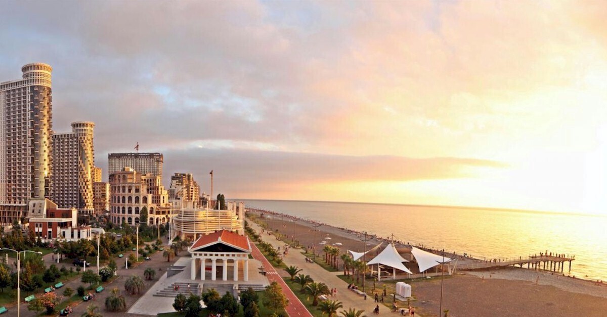 Грузия батуми. Грузия отдых туры 2024. Достопримечательности грузии батуми набережная. Грузия отдых туры 2024. Ананури водохранилище.