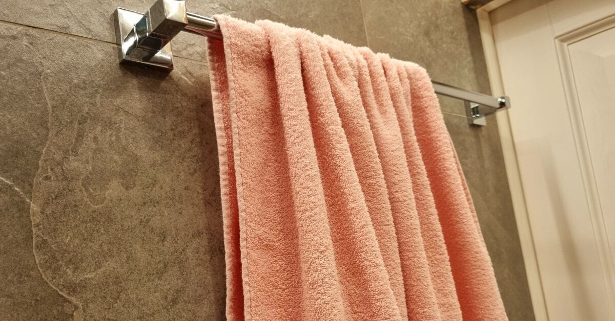 Высуши полотенце. Теплая стена полотенцесушитель. Теплая стена для сушки полотенец. Теплая стена для сушки полотенец в ванной комнате. Полотенце на стене.