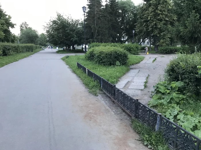 Why repair the sidewalk when you can put up a fence? - My, Beautification, Urban environment, Sidewalk, Fence, Problem, Miass, Longpost, And so it will do