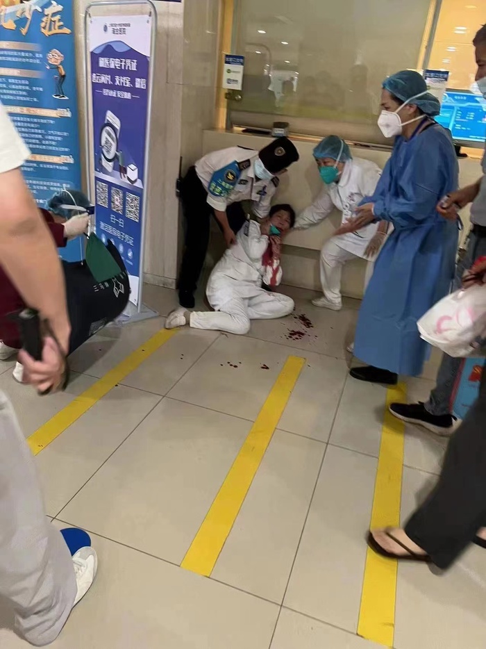 Больница в Шанхае. Фото нападение на врача. Нападение больницу