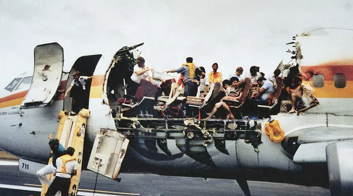 Evacuation of passengers from an Aloha Airlines aircraft that has experienced explosive decompression - Airplane, Plane crash, Decompression, Aviation, Repeat