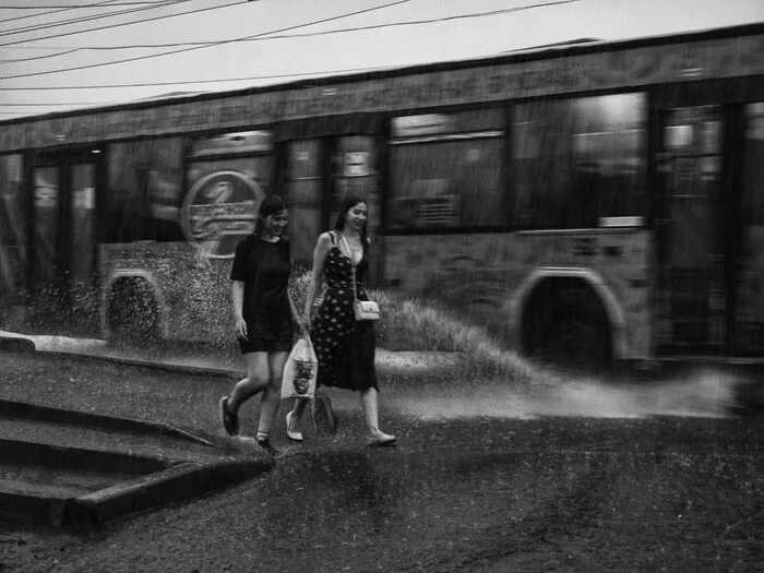 Okatilo - My, The photo, Street photography, Black and white, Girls, Bus, Shower, Vologda, Black and white photo