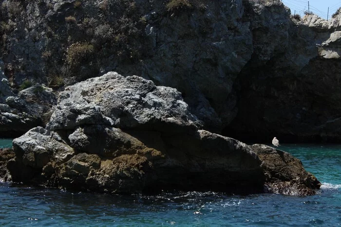 Just rocks, the sea and a seagull (it seems) - My, The photo, Beginning photographer, Canon, I want criticism, The rocks, Sea, Seagulls