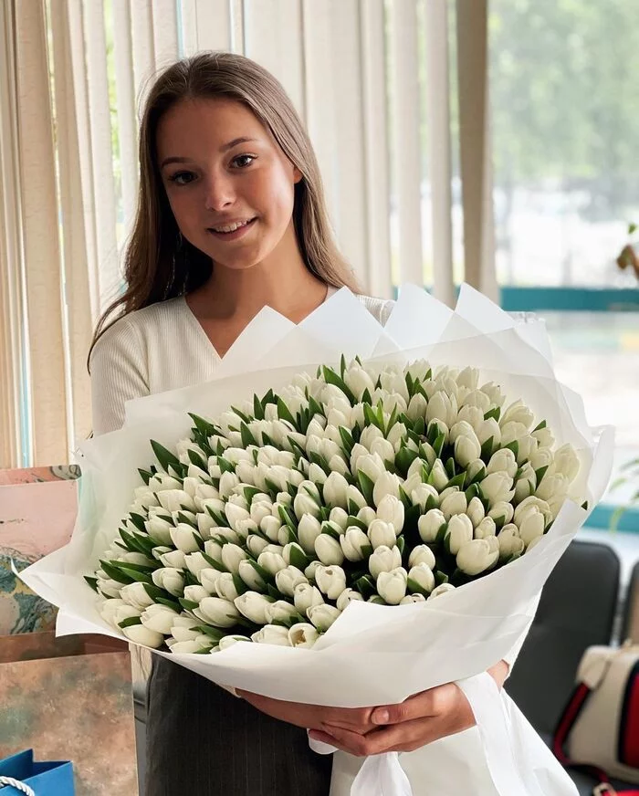 Anna Shcherbakova - Girls, Figure skaters, Anna Shcherbakova, Brunette, Long hair, The photo, Russian, Flowers, Bouquet, Gorgeous