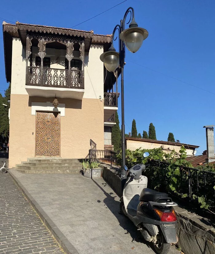 Walking the streets of Gurzuf, you involuntarily feel like a foreign tourist... - My, Туристы, Tourism, Hike, Mountain tourism, Travels, Crimea, Relaxation, Vacation, Longpost