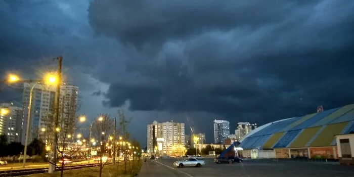 Looks like it's starting to rain... - My, Yekaterinburg, Rain, Clouds, Night shooting, Night city, Mobile photography