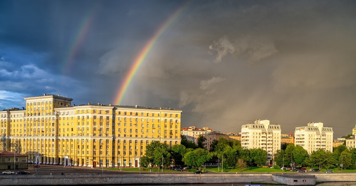 Радуга москва. Реки Москвы. Двойная Радуга в Москве. Двойная Радуга в Москве сегодня. Фото с радугой Москва красивое.