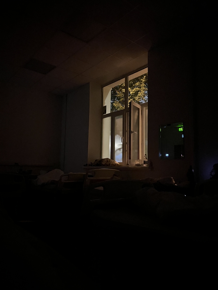 Встал пописать...