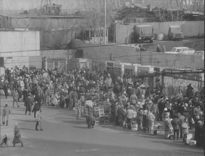 Торговля у станции метро «Баррикадная», март 1992