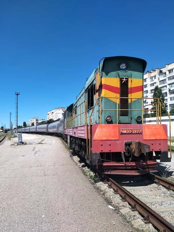 Shunting work under Art. Evpatoria - Resort. Trains Evpatoria - Moscow - My, Evpatoria, Diesel locomotive CHME3, Work, Railway, The photo