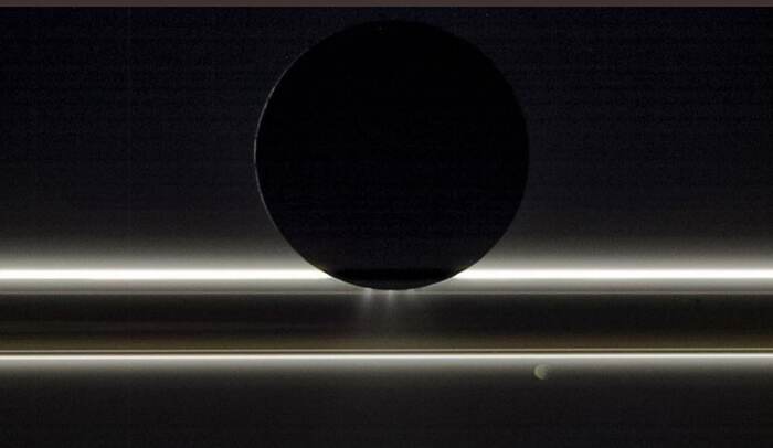 Гейзеры Энцелада извергают фонтаны воды на фоне колец Сатурна Астрофото, Луна, Планета, Звезды, Кассини, Космос, Космические путешествия, Астрономия