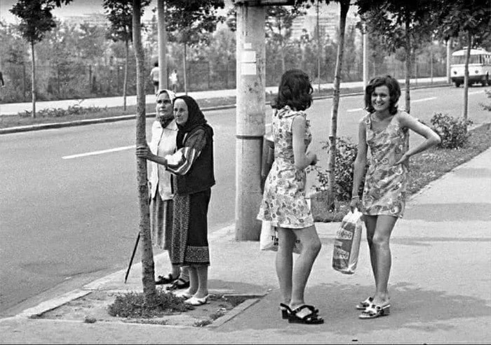 On a bus stop. - The photo, Old photo, Black and white photo, 70th, Bucharest, Girls, Grandmother