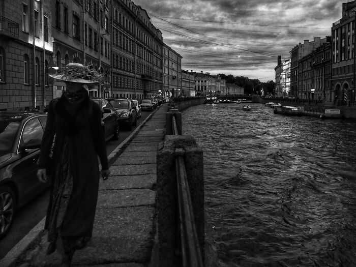 Ghost from the 19th century - My, The photo, Street photography, Black and white, Black and white photo, City walk, Saint Petersburg, Town, Women, Cloth, The street