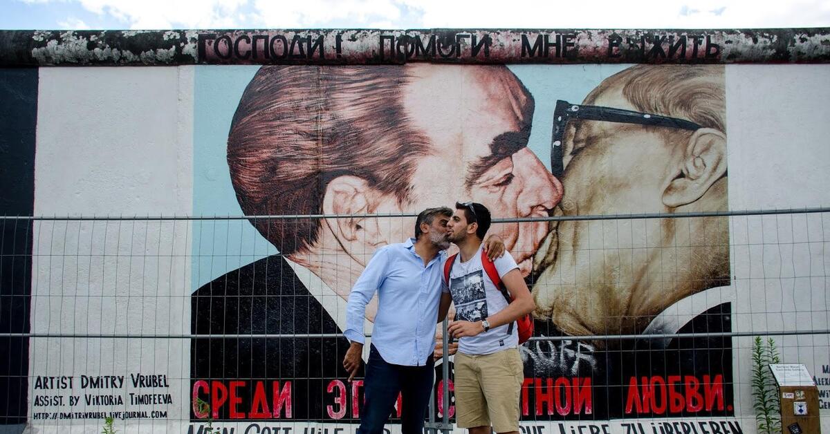 брежнев поцелуй берлинская стена. брежнев и хонеккер поцелуй берлинская стена. берлин поцелуй брежнева и хонеккера. брежнев поцелуй берлинская стена. берлинская стена целующиеся.