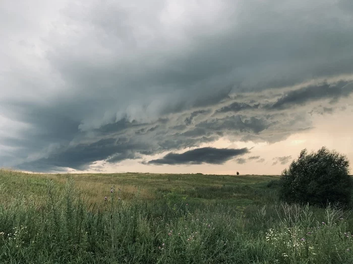 Half an hour before the rain - My, Mobile photography, Photo on sneaker, beauty of nature, The nature of Russia, The clouds