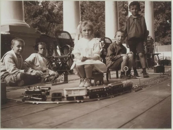 Children and the railway, pre-revolutionary photo - Toy railway, История России, Old photo