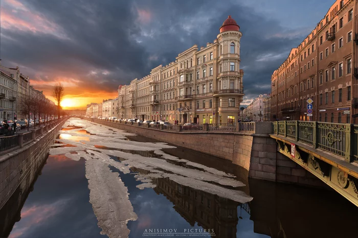 St. Petersburg, apartment building Ratkov-Rozhnov on the Griboyedov Canal. - My, The photo, Sunset, Architecture, Town, Saint Petersburg, Spring, Ice, Clouds, House, River, Griboyedov Canal, Evening